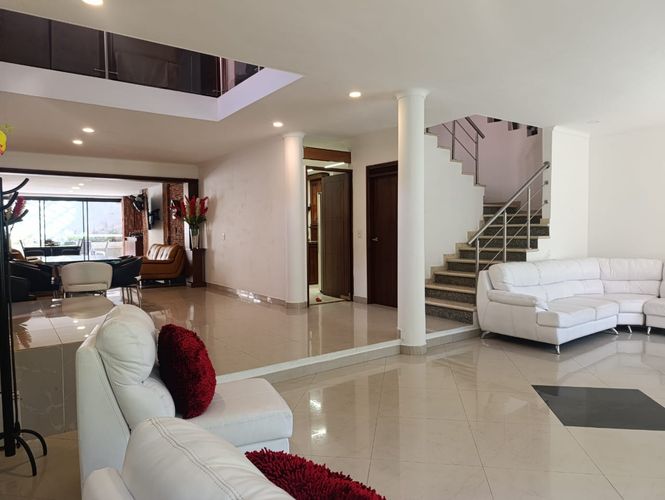 Casa de 4 alcobas en arriendo en El Poblado, Medellín, 425 m² · foto 2 de 19
