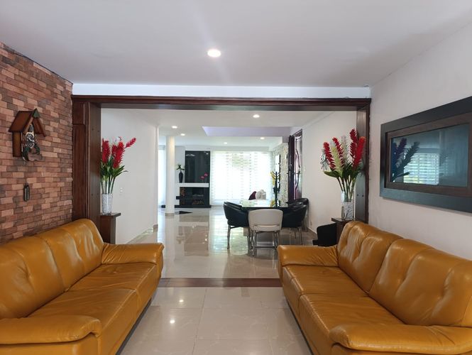 Casa de 4 alcobas en arriendo en El Poblado, Medellín, 425 m² · foto 3 de 19