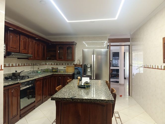 Casa de 4 alcobas en arriendo en El Poblado, Medellín, 425 m² · foto 6 de 19