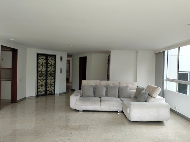 Apartamento de 3 alcobas en venta en El Poblado, Medellín, 154 m² · foto 2 de 20