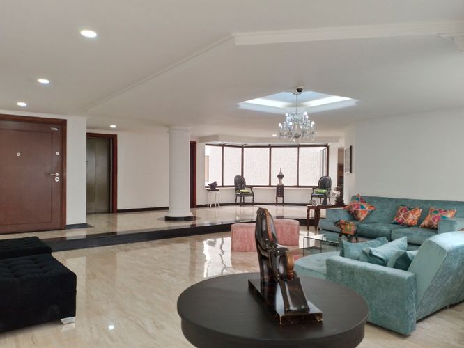 Apartamento de 4 alcobas en arriendo en El Poblado, Medellín, 468 m² · foto 3 de 19