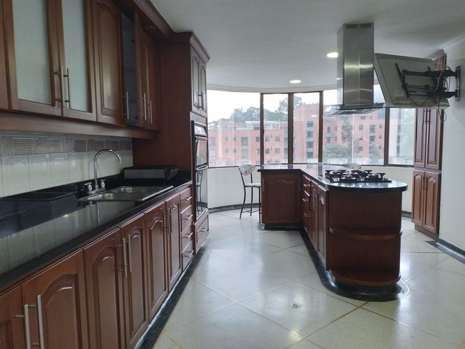 Apartamento de 4 alcobas en arriendo en El Poblado, Medellín, 468 m² · foto 5 de 19