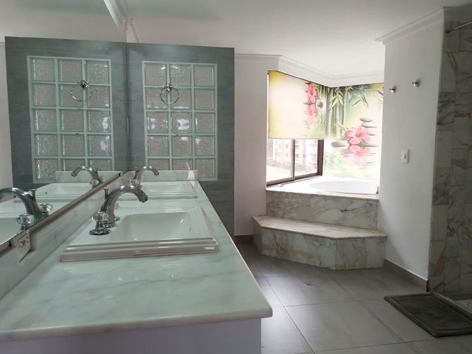 Apartamento de 4 alcobas en arriendo en El Poblado, Medellín, 468 m² · foto 16 de 19