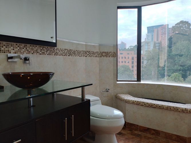 Apartamento de 4 alcobas en arriendo en El Poblado, Medellín, 468 m² · foto 17 de 19