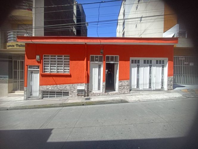 Casa en venta en Campoamor, Manizales, 247 m² · foto 2 de 9