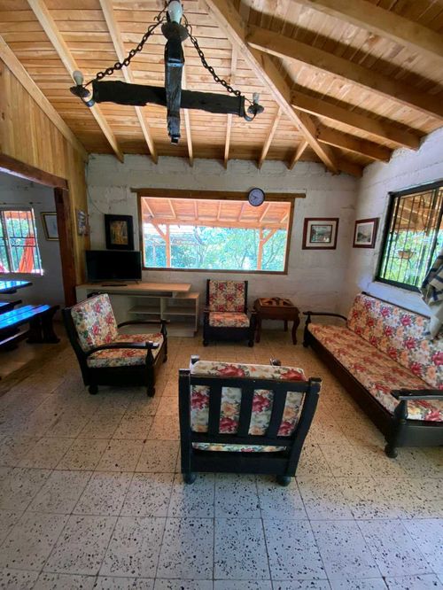 Casa en arriendo en Santa Elena, Medellín, 1700 m² · foto 2 de 24