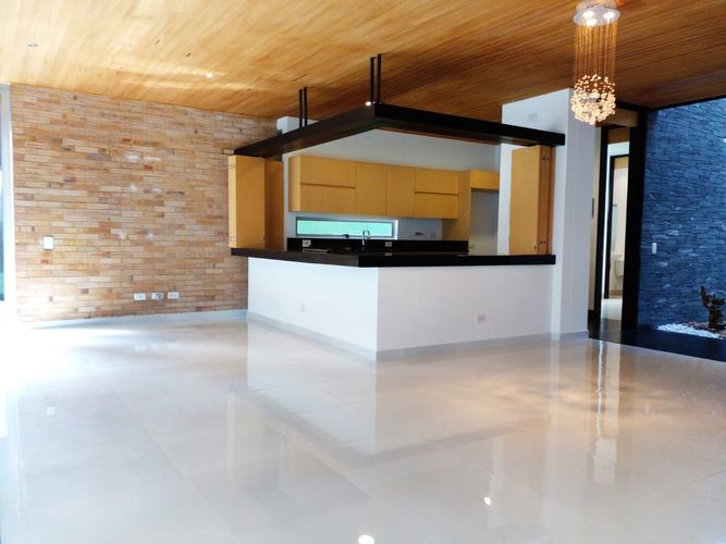 Casa de 3 alcobas en arriendo en Loma El Atravesado, Envigado, 345 m² · foto 3 de 17