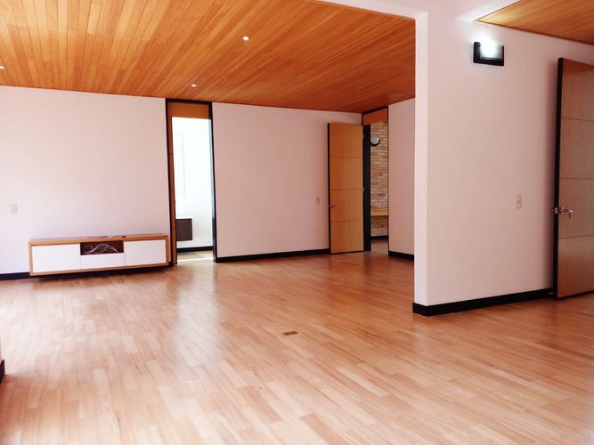 Casa de 3 alcobas en arriendo en Loma El Atravesado, Envigado, 345 m² · foto 4 de 17