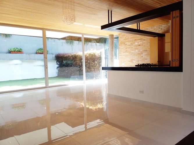 Casa de 3 alcobas en arriendo en Loma El Atravesado, Envigado, 345 m² · foto 11 de 17