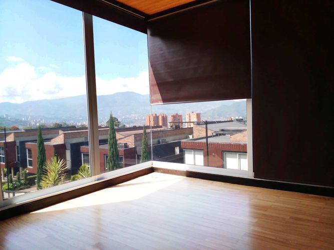 Casa de 3 alcobas en arriendo en Loma El Atravesado, Envigado, 345 m² · foto 16 de 17