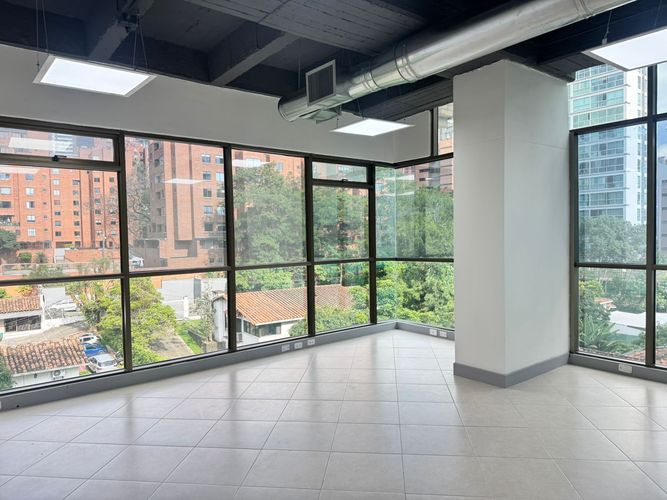 Oficina en arriendo en El Poblado, Medellín, 60 m² · foto 3 de 10