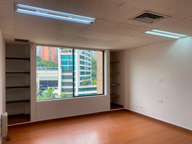 Oficina en arriendo en El Poblado, Medellín, 36 m² · foto 2 de 8