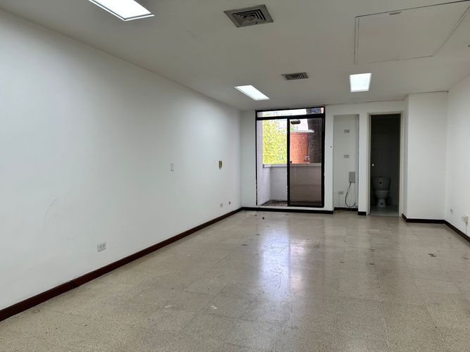 Consultorio en venta en El Poblado, Medellín, 32 m² · foto 2 de 7