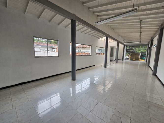 Local en venta en El Poblado, Medellín, 500 m² · foto 2 de 16