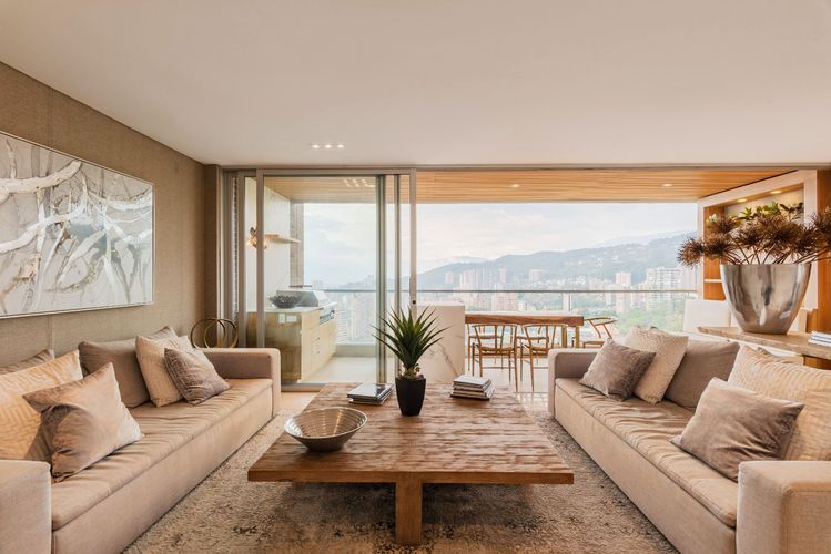 Apartamento de 3 alcobas en arriendo en El Poblado, Medellín, 205 m² · foto 2 de 14