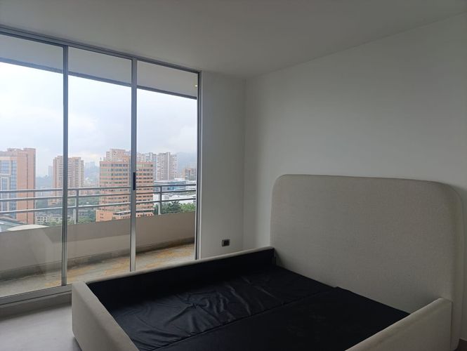 Apartamento de 2 alcobas en arriendo en El Poblado, Medellín, 117 m² · foto 4 de 18