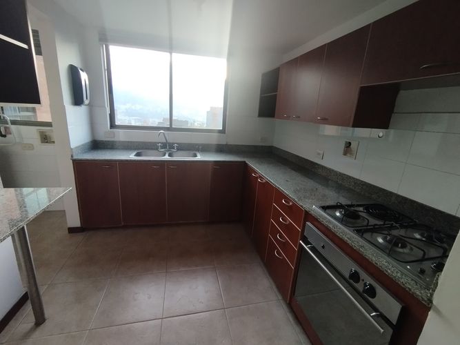 Apartamento de 2 alcobas en arriendo en El Poblado, Medellín, 120 m² · foto 5 de 12