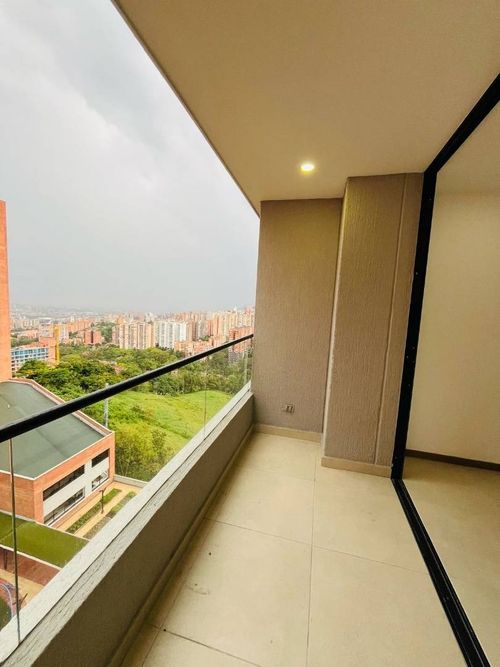 Apartamento de 3 alcobas en arriendo en Loma Del Escobero, Envigado, 105 m² · foto 4 de 19