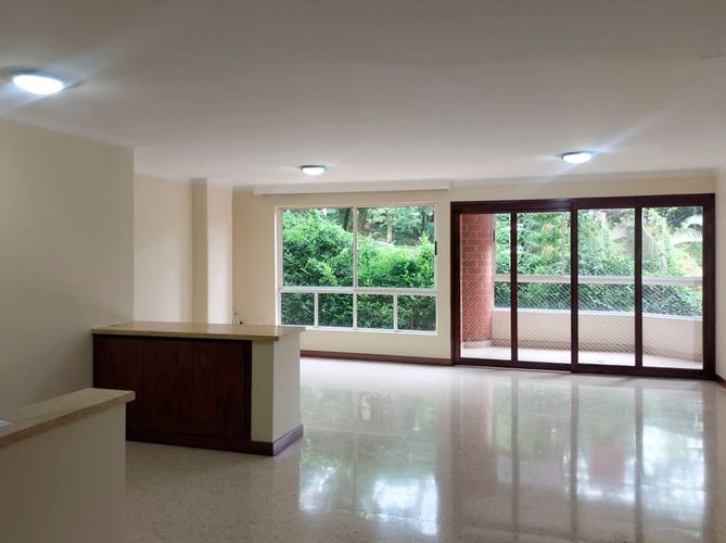 Apartamento de 3 alcobas en venta en El Poblado, Medellín, 142 m² · foto 2 de 18
