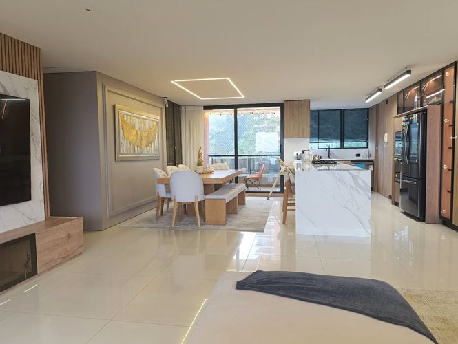 Apartamento de 3 alcobas en venta en El Poblado, Medellín, 230 m² · foto 2 de 19
