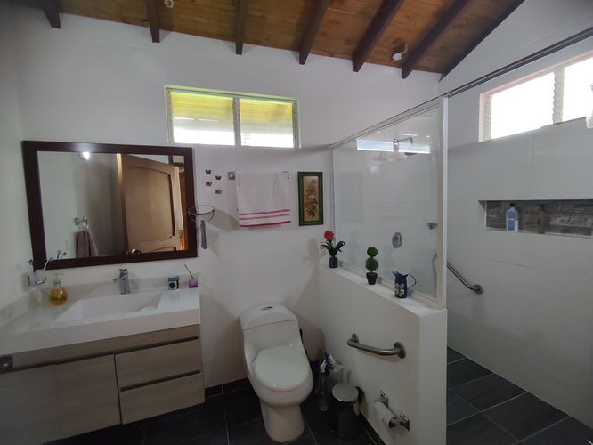 Casa de 5 alcobas en venta en Armenia, 210 m² · foto 10 de 17