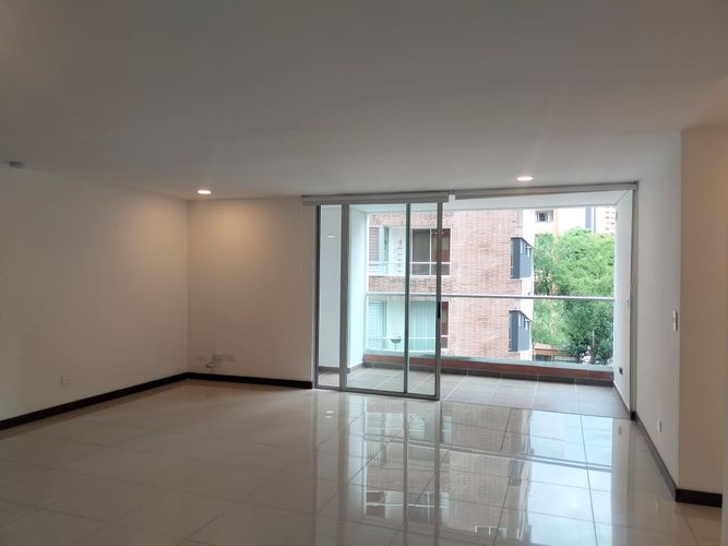 Apartamento de 3 alcobas en arriendo en Loma Del Chocho, Envigado, 127 m² · foto 2 de 16