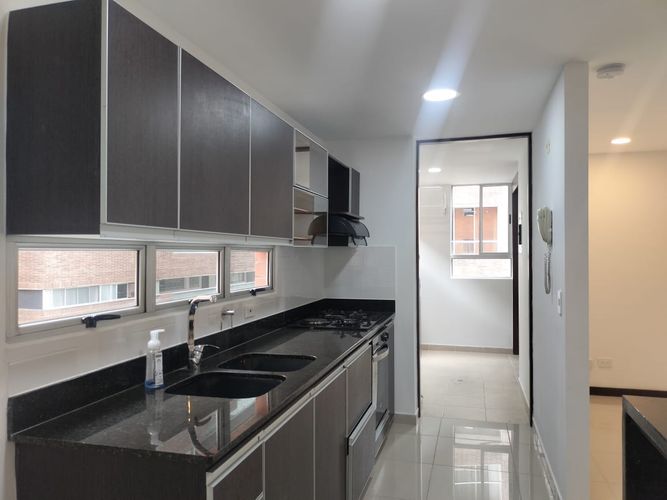 Apartamento de 3 alcobas en arriendo en Loma Del Chocho, Envigado, 127 m² · foto 5 de 16