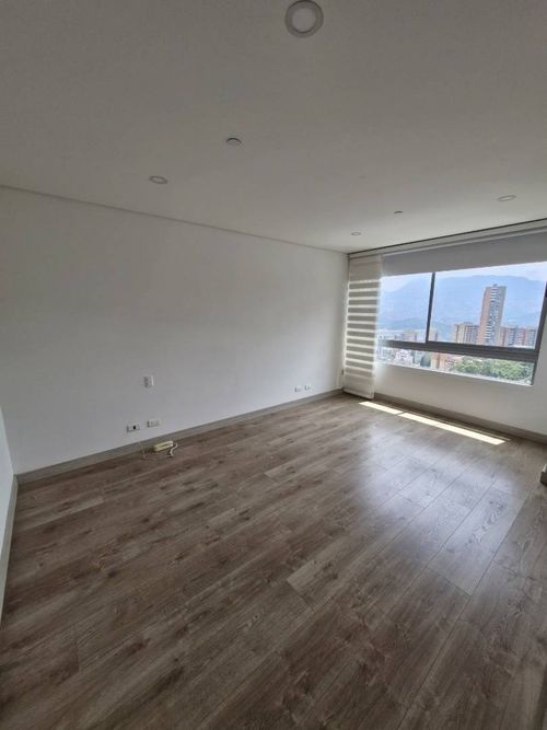 Apartamento de 3 alcobas en arriendo en Castropol, Medellín, 128 m² · foto 3 de 17