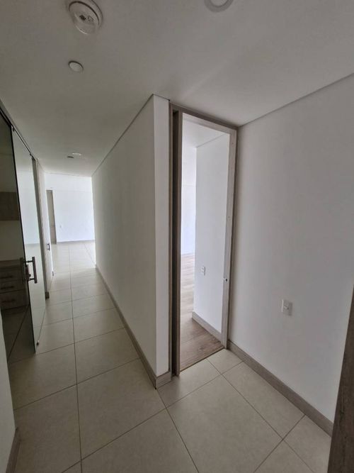 Apartamento de 3 alcobas en arriendo en Castropol, Medellín, 128 m² · foto 11 de 17