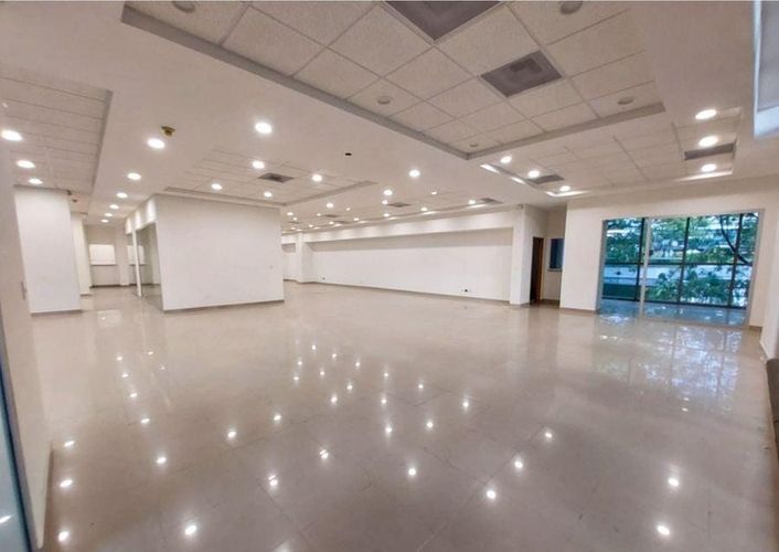 Oficina en arriendo en El Poblado, Medellín, 418 m² · foto 2 de 8