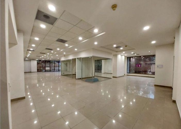 Oficina en arriendo en El Poblado, Medellín, 418 m² · foto 3 de 8