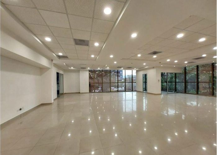 Oficina en arriendo en El Poblado, Medellín, 418 m² · foto 4 de 8