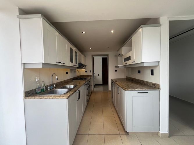 Apartamento de 3 alcobas en arriendo en El Poblado, Medellín, 121 m² · foto 5 de 16