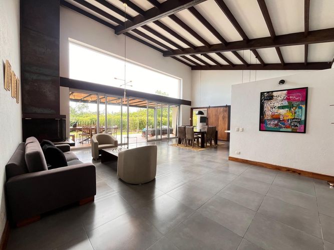 Casa de 4 alcobas en arriendo en Conjunto Residencial Isla Fuerta, Envigado, 450 m² · foto 2 de 19