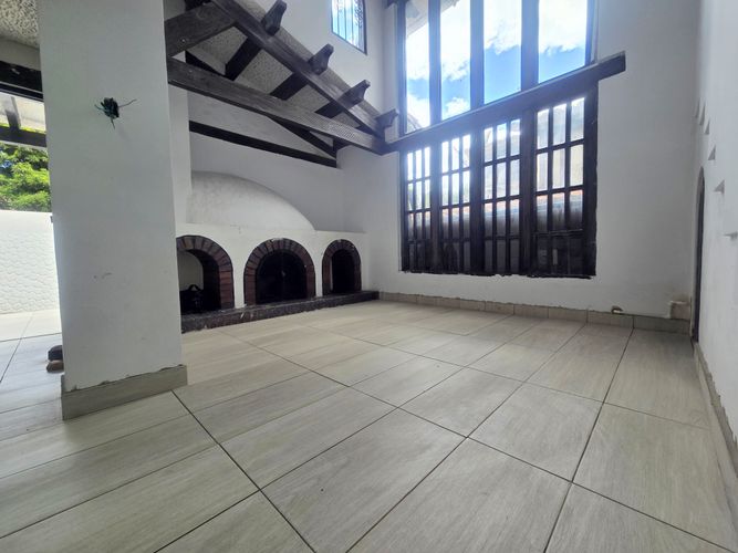 Casa de 4 alcobas en venta en Niza, Bogotá, 300 m² · foto 3 de 21