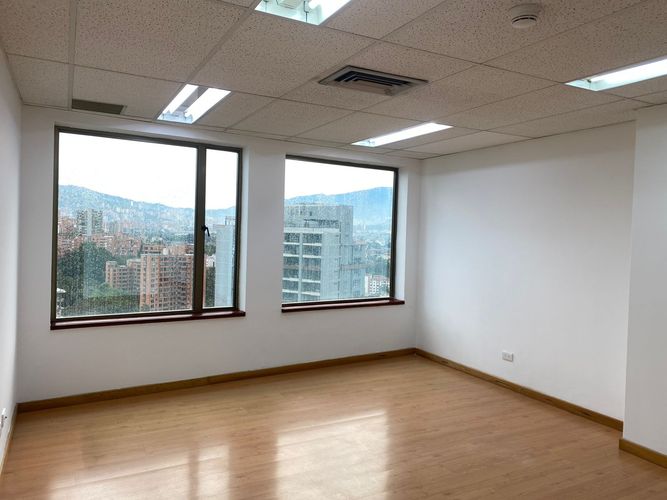 Oficina en arriendo en El Poblado, Medellín, 40 m² · foto 2 de 9