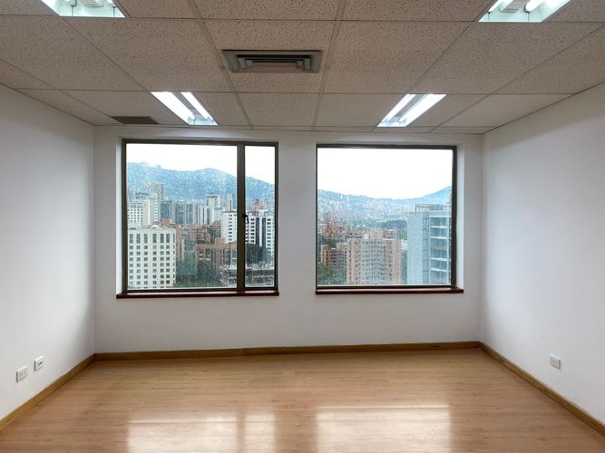 Oficina en arriendo en El Poblado, Medellín, 40 m² · foto 3 de 9