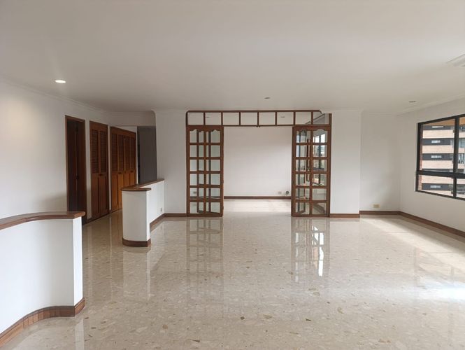 Apartamento de 3 alcobas en arriendo en El Poblado, Medellín, 214 m² · foto 2 de 19
