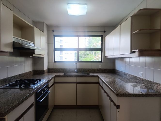 Apartamento de 3 alcobas en arriendo en El Poblado, Medellín, 214 m² · foto 4 de 19