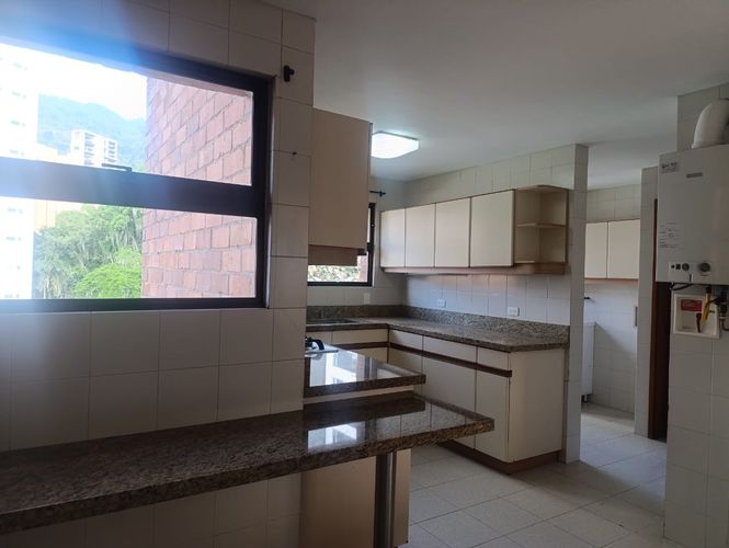 Apartamento de 3 alcobas en arriendo en El Poblado, Medellín, 214 m² · foto 5 de 19