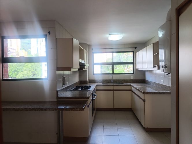 Apartamento de 3 alcobas en arriendo en El Poblado, Medellín, 214 m² · foto 6 de 19