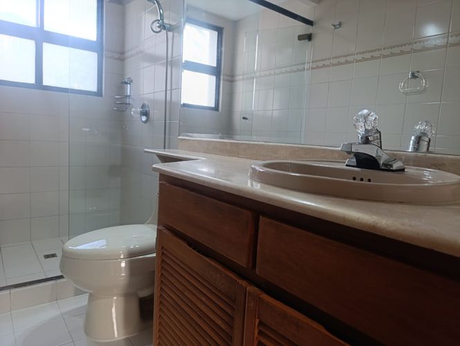 Apartamento de 3 alcobas en arriendo en El Poblado, Medellín, 214 m² · foto 16 de 19