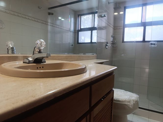 Apartamento de 3 alcobas en arriendo en El Poblado, Medellín, 214 m² · foto 17 de 19