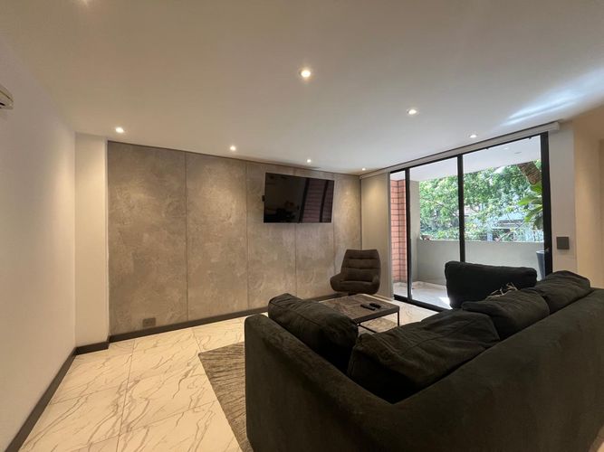 Apartamento de 2 alcobas en venta en El Poblado, Medellín, 91 m² · foto 2 de 18