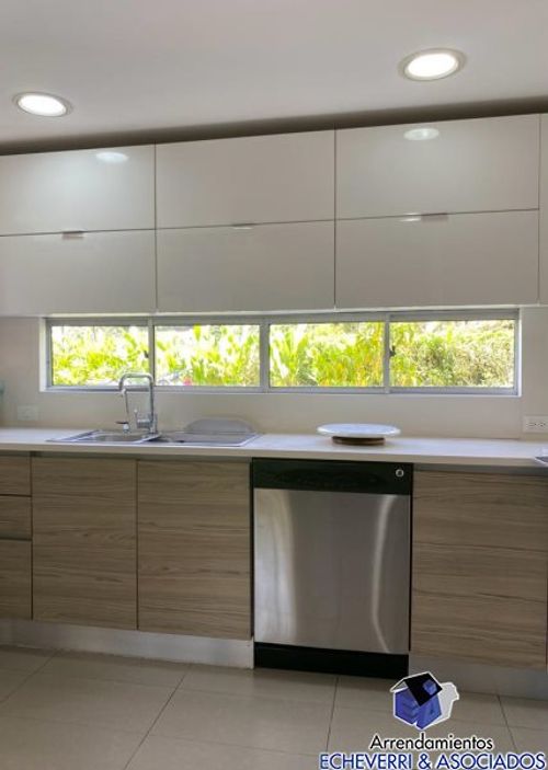 Casa de 3 alcobas en venta en Loma Del Escobero, Envigado, 1200 m² · foto 2 de 11