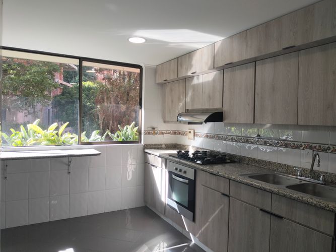 Apartamento de 3 alcobas en arriendo en El Poblado, Medellín, 163 m² · foto 5 de 20
