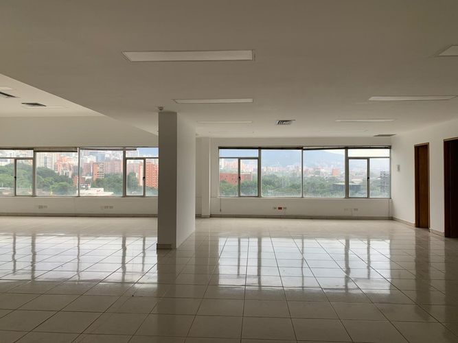 Oficina en arriendo en El Poblado, Medellín, 142 m² · foto 2 de 9