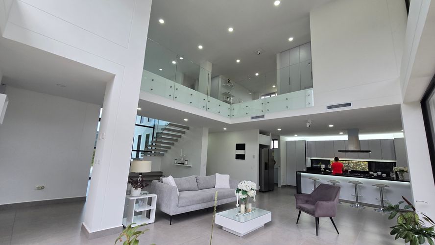 Casa de 3 alcobas en venta en Ruitoque, Girón, 381 m² · foto 2 de 22