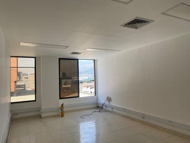 Oficina en arriendo en El Poblado, Medellín, 33 m² · foto 5 de 6