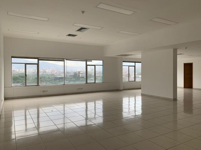 Oficina en arriendo en El Poblado, Medellín, 142 m² · foto 3 de 9